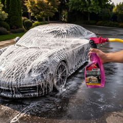 Snow Foam Conector Mangueira a cobrir um Porsche de espuma, ligado diretamente à mangueira de jardim