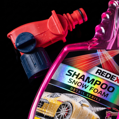 Pormenor da cabeça com conector para mangueira e do rótulo Redex Shampoo Snow Foam