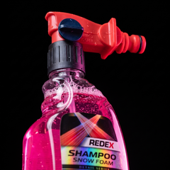 Conector para mangueira e shampoo rosa visível no gargalo do Redex Shampoo Snow Foam