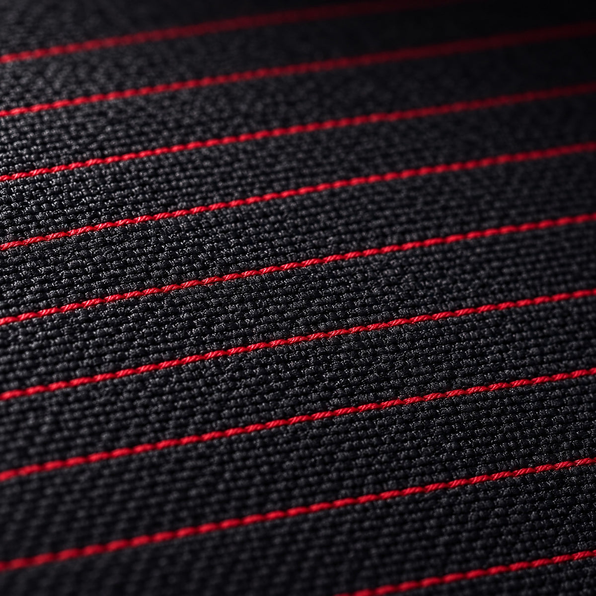 Max Capa TextStyle - detalhe do tecido preto com riscas vermelhas