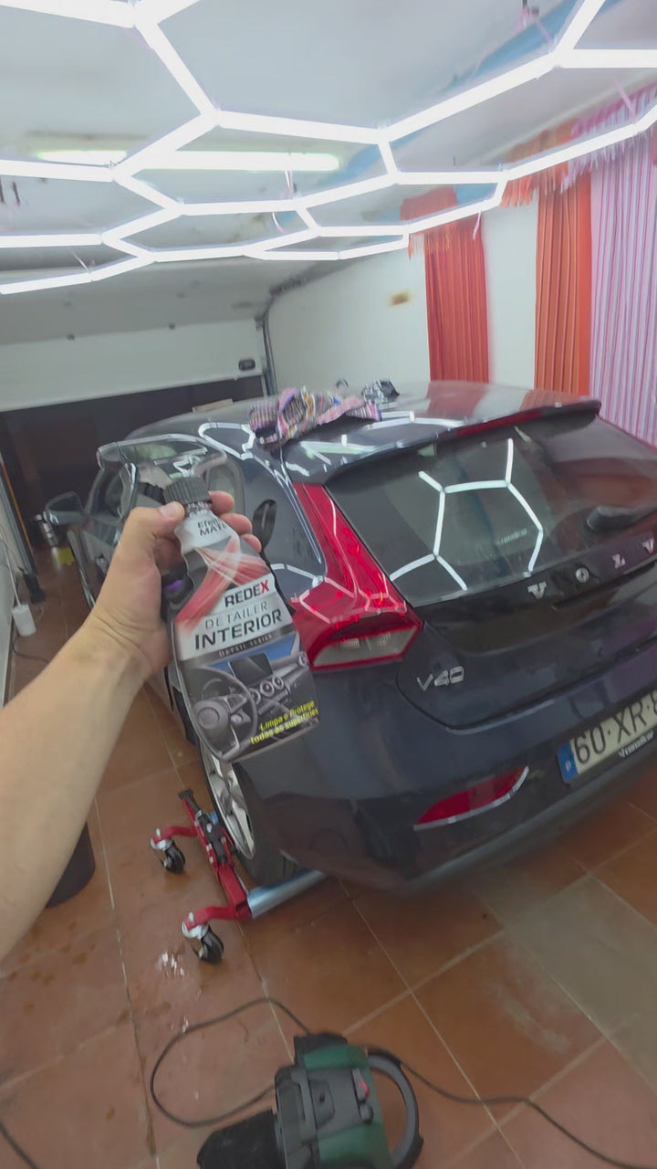 Criador a usar o Redex Detailer Interiores 500ml na limpeza do interior