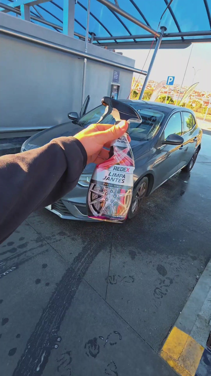 Cliente a usar o Redex Limpa Jantes 500ml Detail - vídeo enviado por criador