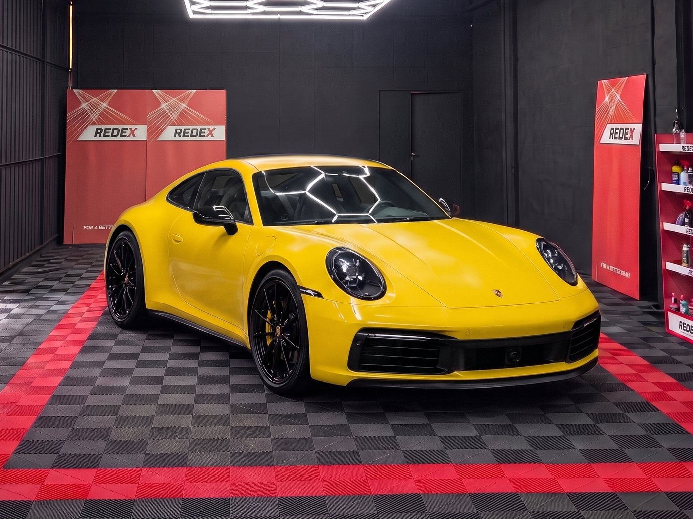Después: Porsche 911 limpo no estúdio Redex